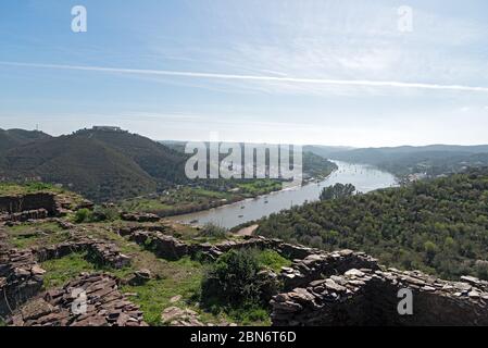 Vista panoramica dal vecchio castello di Alcoutim Foto Stock