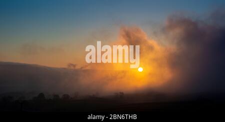 Alba su Wensleydale in un'atmosfera primavera mattina. North Yorkshire, Regno Unito. Foto Stock