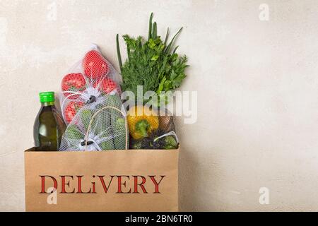 Consegna di verdure in sacchetto di carta dal supermercato. Verdure fresche ed erbe, consegna ordine via il Internet Foto Stock