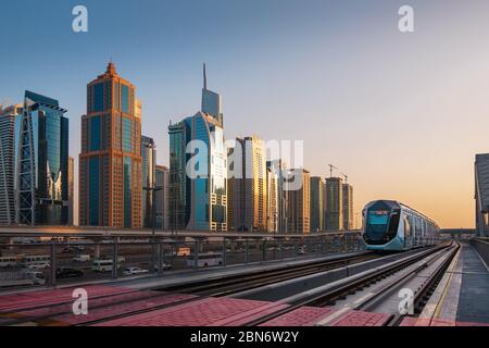 Treno metropolitano nel centro di Dubai con grattacieli sullo sfondo, spazio di copia, Emirati Arabi Uniti. Foto Stock