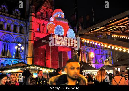 Folla di visitatori al mercato di Natale di Manchester in Albert Square, Manchester Foto Stock