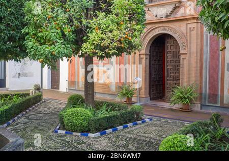 Cordoba, Spagna - 7 dicembre 2018: Ingresso al cortile del Museo Julio Romero de Torres, Cordoba, Spagna. Ex Ospedale della Carità Foto Stock