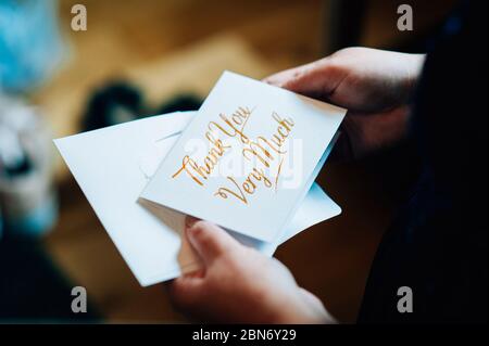 una persona che tiene una scheda di ringraziamento con le parole che vi ringrazio molto scritto su di esso Foto Stock