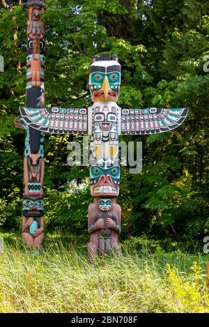 Thunderbird House post, uno dei Totem Poles Stanley Park a Vancouver, British Columbia, Canada Foto Stock