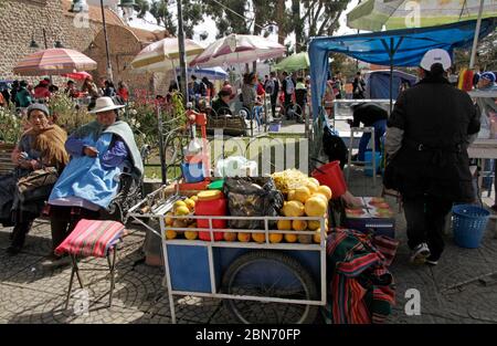 La Paz, Bolivia - 10 giugno 2018: Venditori ambulanti che offrono le loro merci nel mezzo di la Paz, Bolivia Foto Stock