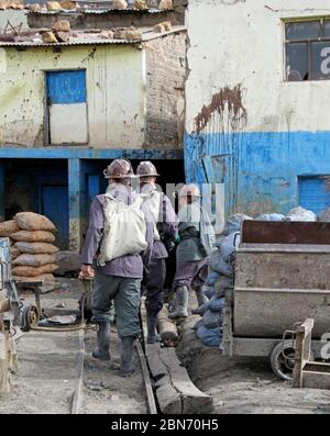 Potosi, Bolivia – 08 giugno 2019: I minatori che camminano verso il loro spostamento nelle miniere pericolosamente instabili di Cerro Rico. Foto Stock