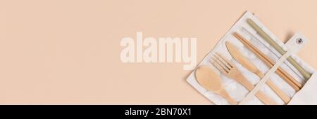 Set di posate di bambù in una custodia su sfondo beige. Concetto di zero sprechi con luogo per il testo. Foto Stock