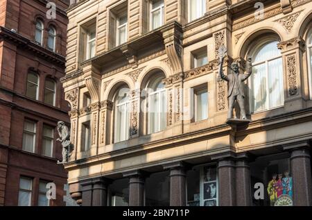 Statue Lennon e McCartney sull'Hard Day's Night Hotel di Liverpool Foto Stock