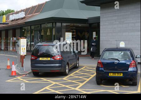 Un lavoratore di Deliveroo lascia una filiale di McDonald's a Boreham, Chelmsford, Essex, una delle 15 sedi della catena di ristoranti per riaprirsi per il decollo. Foto Stock