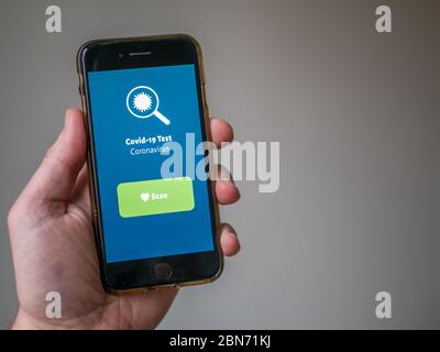 App mobile per scaning coronavirus covid-19. Smartphone in mano. Foto Stock