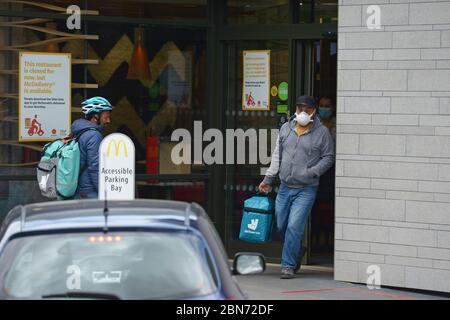 I dipendenti di Deliveroo presso una filiale di McDonald's a Boreham, Chelmsford, Essex, una delle 15 sedi della catena di ristoranti che hanno riaperto per il decollo. Foto Stock
