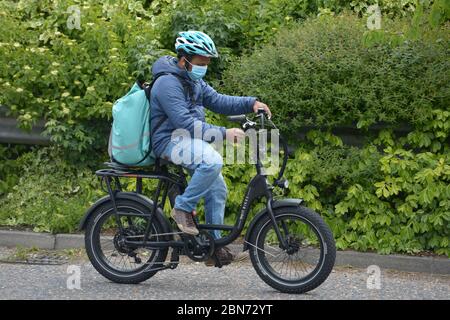 Un lavoratore di Deliveroo lascia una filiale di McDonald's a Boreham, Chelmsford, Essex, una delle 15 sedi della catena di ristoranti per riaprirsi per il decollo. Foto Stock