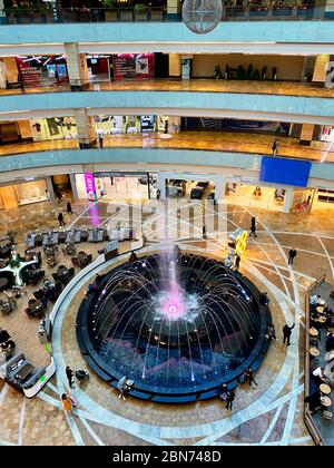 Mosca, Russia -19 marzo 2020. Bella vista sulla fontana nel Mall City Afimail nella città degli affari di Mosca Foto Stock