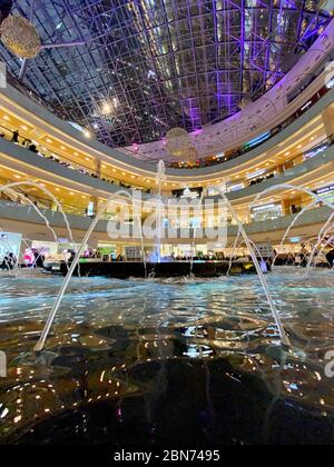 Mosca, Russia -19 marzo 2020. Bella vista sulla fontana nel Mall City Afimail nella città degli affari di Mosca Foto Stock