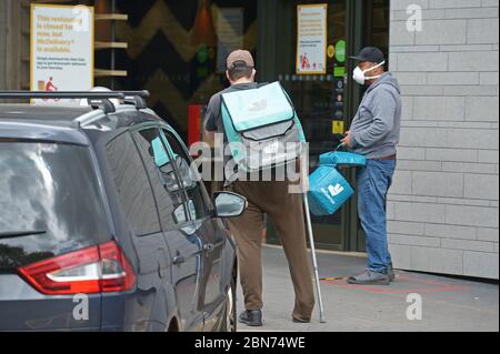 I dipendenti di Deliveroo presso una filiale di McDonald's a Boreham, Chelmsford, Essex, una delle 15 sedi della catena di ristoranti che hanno riaperto per il decollo. Foto Stock