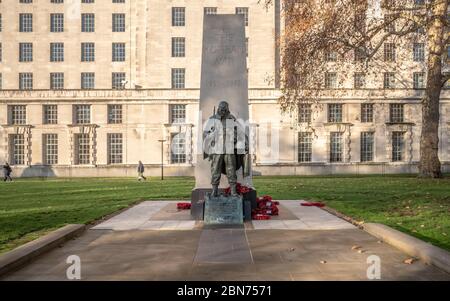 Un memoriale ai soldati britannici che hanno partecipato alla guerra di Corea del 1950-53 con il Ministero della Difesa britannico edificio in background. Foto Stock