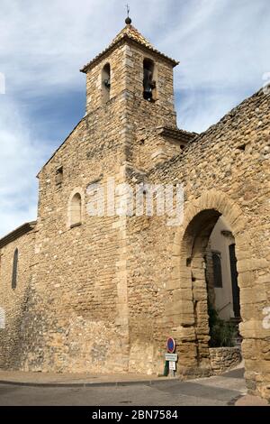 Il Vieux Église a Vacqueras e l'entance al villaggio. Vaucluse, Foto Stock