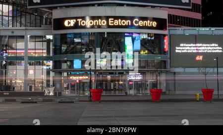 Chiuso l'ingresso principale del CF Toronto Eaton Centre presso la Young-Dundas Square, cattura di notte durante la pandemia globale COVID-19. Foto Stock