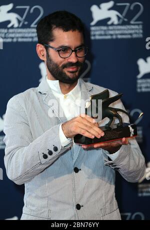 VENEZIA, ITALIA - SETTEMBRE 12: Gabriel Mascaro si pone con il Premio Speciale della Giuria Orizzonti per il film 'Neon Bull' (Boi Néon) Foto Stock