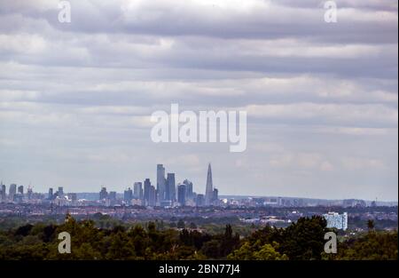 Skyline di Londra visto da Epsom, Surrey, dopo l'annuncio dei piani per portare il paese fuori dalla serratura. Foto Stock