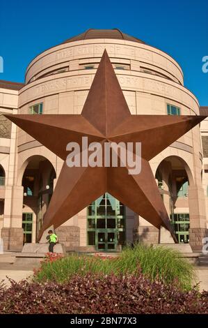 Enorme 'Lone Star' di fronte al Bob Bullock Texas state History Museum di Austin, Texas, USA Foto Stock