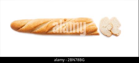 Baguette francese e alcune fette isolate su sfondo bianco, baguette al forno, vista dall'alto Foto Stock