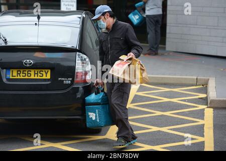 Un lavoratore di Deliveroo lascia una filiale di McDonald's a Boreham, Chelmsford, Essex, una delle 15 sedi della catena di ristoranti per riaprirsi per il decollo. Foto Stock