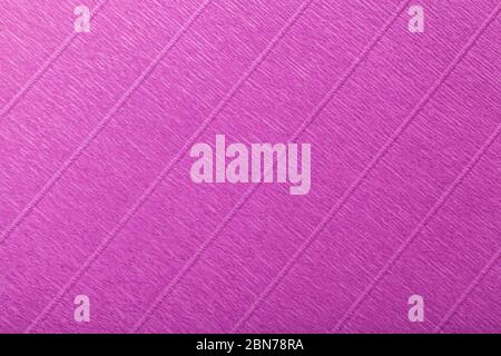 Textural di sfondo viola di carta ondulata corrugata, primo piano. Struttura di cartone macro color magenta rugato. Foto Stock