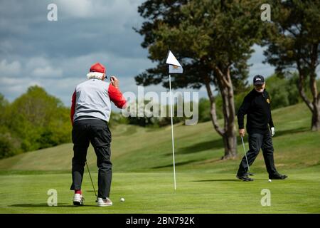 Golfisti al Llanymynech Golf Club di Oswestry, dove il campo attraversa il confine tra Inghilterra e Galles. Il campo si trova di fronte all'incertezza, in quanto le restrizioni di blocco sul golf sono revocate in Inghilterra da oggi, ma rimangono in vigore in Galles. Foto Stock