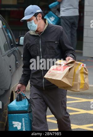 Un lavoratore di Deliveroo lascia una filiale di McDonald's a Boreham, Chelmsford, Essex, una delle 15 sedi della catena di ristoranti per riaprirsi per il decollo. Foto Stock