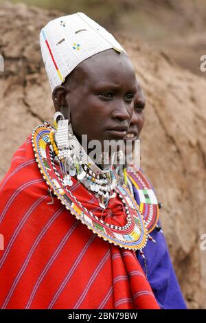 Ritratto di una donna Maasai. Maasai è un gruppo etnico di persone semi-nomadi. Fotografato in Tanzania Foto Stock