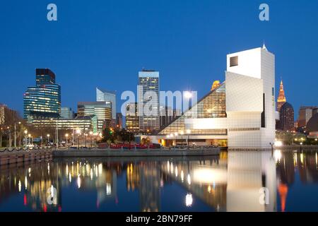 Skyline della città al tramonto dal porto, Cleveland, Ohio, Stati Uniti Foto Stock