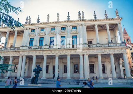 Vicenza, 12 settembre 2019: Galleria Civica d'Arte Palazzo Chiericati con colonne, Piazza Matteotti, centro storico, sfondo a luce solare, Veneto Foto Stock