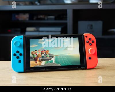 Maggio 2020, UK: Console Nintendo switch giochi in casa con animale che attraversa nuovi orizzonti gioco Foto Stock