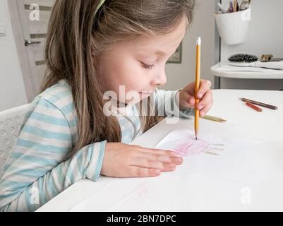 piccola bambina di sette anni disegna con una penna 3d e plastica a casa.  creatività e fai da te dei bambini Foto stock - Alamy