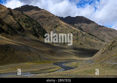 Caucaso, Georgia, regione Tusheti, Dartlo. Fiume che attraversa una valle di montagna sulla strada tra Parsma e Dartlo. Foto Stock