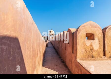 Le famose mura del forte Jaigarh, Jaipur, Rajasthan, India Foto Stock