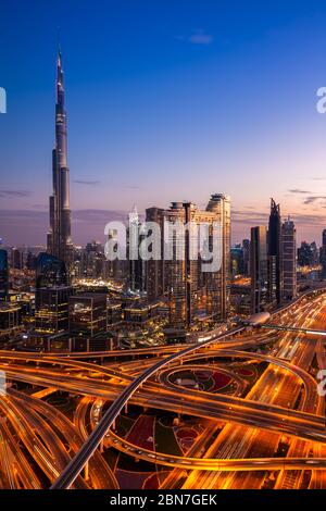 La vista del futuristico skyline di Dubai e Sheikh Zaed Road al tramonto, Emirati Arabi Uniti. Foto Stock