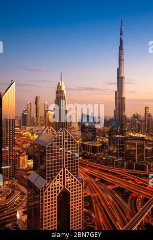 La vista dello skyline di Dubai al tramonto, Emirati Arabi Uniti. Foto Stock