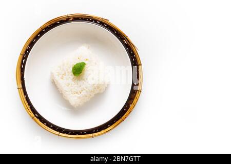 Asian Food Concept riso di gelsomino di Thail riso a grani lunghi in ceramica e vassoio di bambù su sfondo bianco con spazio di copia Foto Stock