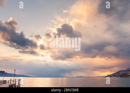 Brewing Storm in cielo chiaro e Overcast sul lago Leman Foto Stock