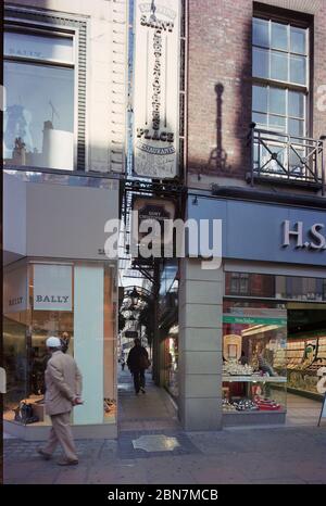 1997, Avon House, Oxford Street, centro di Londra, Inghilterra sud-orientale Foto Stock