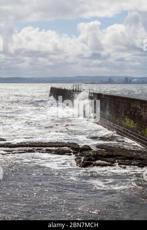 Vista del mare in tempesta a Hartlepool Headland con industriale Teesside in background Foto Stock