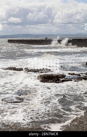 Vista del mare in tempesta a Hartlepool Headland con industriale Teesside in background Foto Stock