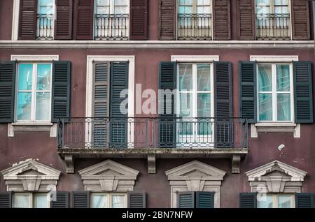 Milano, Italia 05.12.2020:tradizionale edificio in stile italiano con balconi sulle strade di Milano Foto Stock