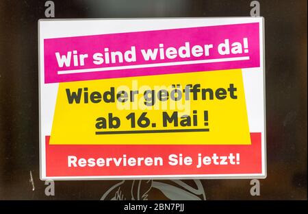 Dresda, Germania. 13 maggio 2020. Un segno con l'iscrizione 'Siamo tornati!' È bloccato sulla porta di un ristorante su Neumarkt. In condizioni di igiene rigorose, i ristoranti del Free state possono riaprire dal 15 maggio. Credit: Robert Michael/dpa-Zentralbild/dpa/Alamy Live News Foto Stock