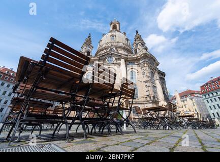 Dresda, Germania. 13 maggio 2020. I tavoli e le sedie di un ristorante si trovano sulla Neumarkt di fronte alla Frauenkirche. A condizione che siano imposti severi requisiti di igiene, i ristoranti del Free state possono riaprirsi a partire dal 15 maggio. Credit: Robert Michael/dpa-Zentralbild/dpa/Alamy Live News Foto Stock