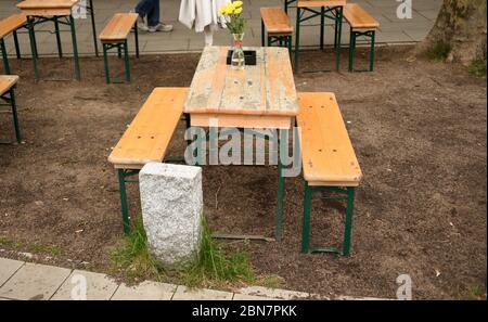 Amburgo, Germania. 13 maggio 2020. Tavoli e posti a sedere vuoti si trovano nella Schanzenviertel a distanza di fronte ad un ristorante. A partire da oggi, ristoranti, pub e alberghi ad Amburgo possono riaprirsi a determinate condizioni. Credit: Daniel Bockwoldt/dpa/Alamy Live News Foto Stock