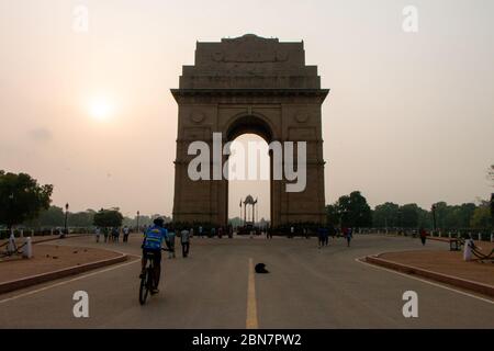 Un'ampia ripresa dell'India Gate all'alba con persone irriconoscibili. Foto Stock