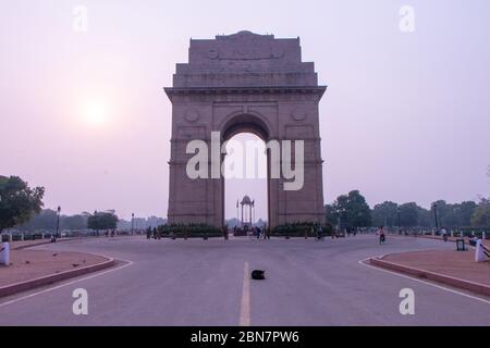 Un'ampia ripresa dell'India Gate all'alba con persone irriconoscibili. Foto Stock